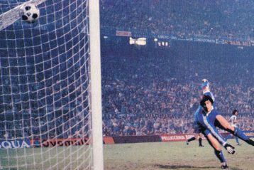 Arconada encajando un gol en partido de la UEFA, 1979