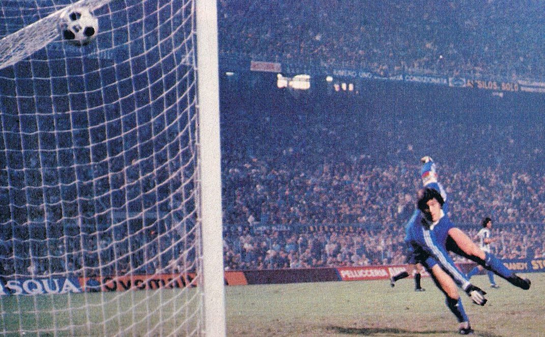 Arconada encajando un gol en partido de la UEFA, 1979