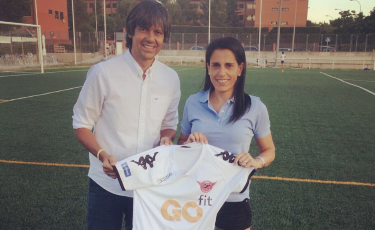 Foto de David Aznar y Ana Rossel en la presenacion del primero como entrenador