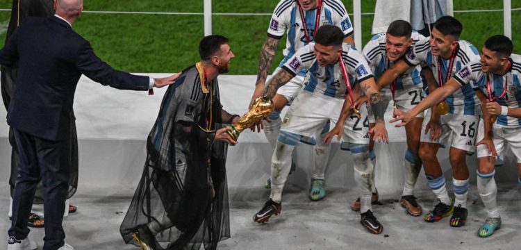 Messi recibiendo la Copa de Campeón Mundial