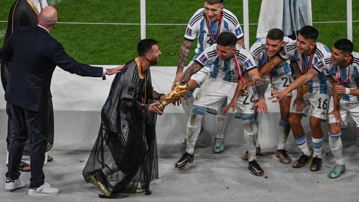 Messi recibiendo la Copa de Campeón Mundial